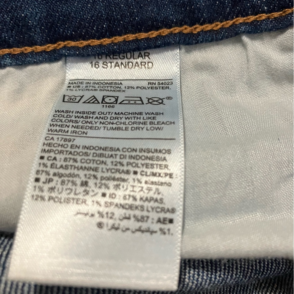 2 pairs of jean shorts DKNY  Relaxed Fit and Old Navy Curvy profile denim short - Picture 6 of 8